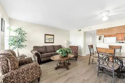 Image de Stay just steps away from our Sandy Beaches! Heated Pool, Hot Tub, & more!