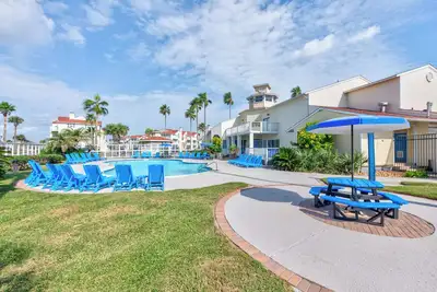 Image de Charming Coastal Condo with Pool & Pond Views, One Block from the Beach