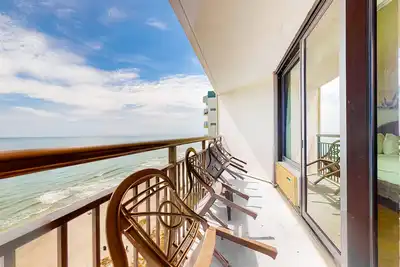 Image de 17th-floor oceanfront condo with pool, hot tub, WiFi & beach location