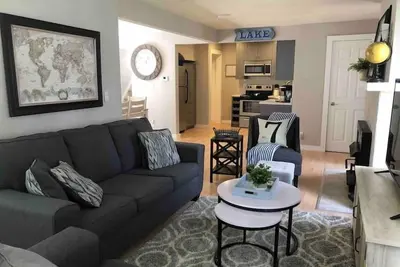 Image de W172-Center-1 · Lake Muskego House, Walk to Stores & Restaurants