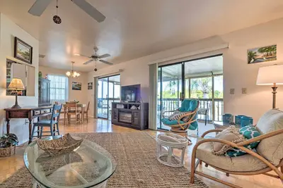Nouvelle inscription! Serene 2br Canal-Front Hudson Accueil w / porche couvert et Direct Golfe accès - à proximité des plages, restaurants, shopping et autres attractions majeures!