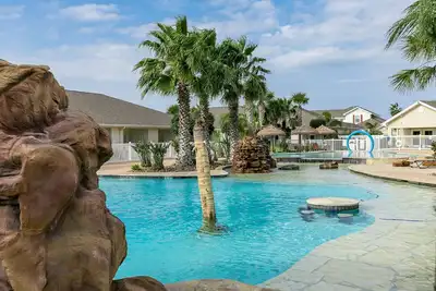 Image de Comfy Coastal Condo w \/ une des meilleures piscines de l'île!