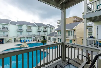 Image de Poolside Balconies & Beach Days—The Perfect Vacation Combo