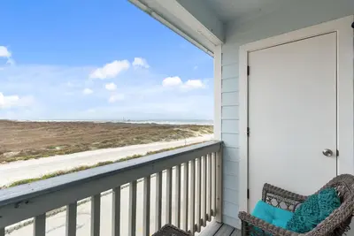 Image de Experience Pure Relaxation in This Coastal Condo with Direct Beach Access