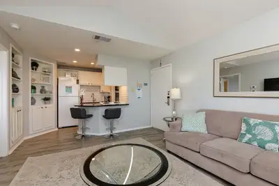 Image de Serene Escape with Comforts, Steps from Beach & Private Balcony