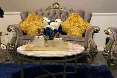 Image de New Luxurious comfy interior, 15 min from Uptown!