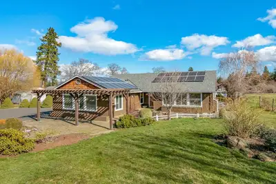 Image de Surround Yourself With The Farm Land But Close to Town, Quiet, Peaceful, Idyllic!