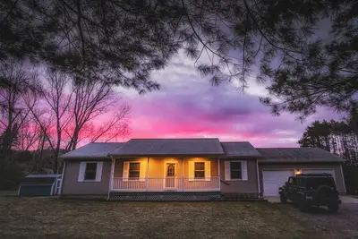 Image de Happy Place @ Lake Charlevoix: 3 Bedrooms + New Patio & Fire Pit + Hot Tub