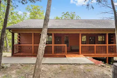 Image de Romantic Hideaway Walk-in Cabin for Two - Fireplace & Whirlpool Tub