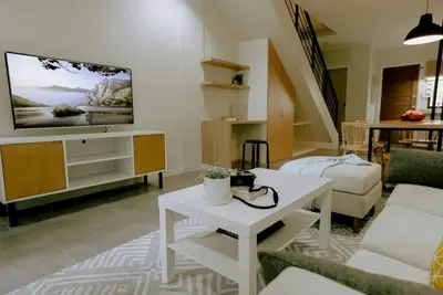 Image de Townhouse / Apartment in Angeles city near Clark with Ac, Wifi, and Netflix.