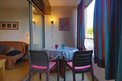 Studio cabine 25m² à Sète avec loggia, exposition est et parking sécurisé à proximité de la plage.