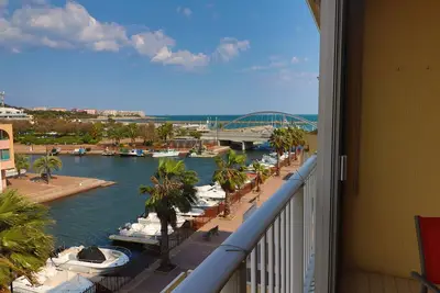 Beau T2 à Sète avec loggia vitrée, vue mer et marina