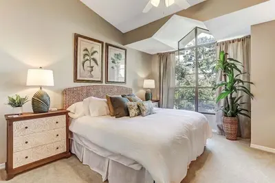 Image de Sailmaker Gated Complex: Near Pool & Beach
