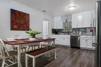 Image de Queen of Hearts, 3 bd/2ba, walk to Main, updated!