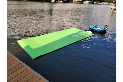 Image de Lake Front, 2 Level Boathouse with Outdoor Bar,