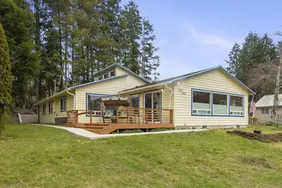 Image de Spacious Home, Huge Deck with Bbq, and Close to both the Beach and Town