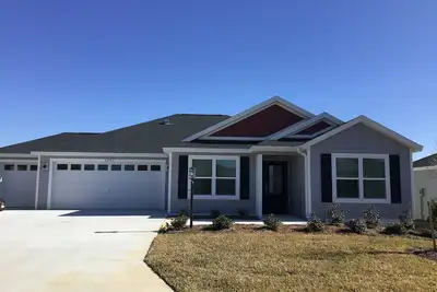Image de Beautifully Decorated Brand New 3/2 Home w/4 Seater Golf Cart, Bbq, & WiFi!