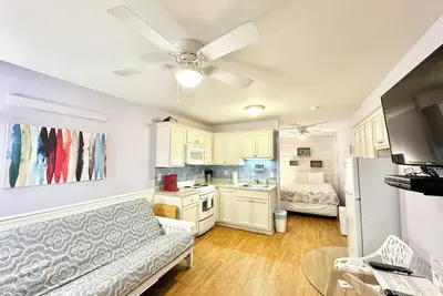 Image de Cozy Beachfront Getaway_Studio_Kitchen_Pool_Wifi_Steps from the Ocean