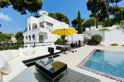 Image de Beautiful 5 bedroom, 4 bathroom villa on Cap D’Antibes with direct sea view