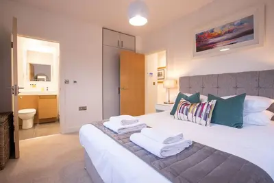 Luxury  spacious apartment, secure parking just 8 minutes walk to Windsor Castle