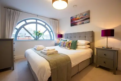Image de Luxury spacious apartment, secure parking just 8 minutes walk to Windsor Castle