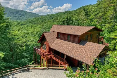 Image de Mountain Dream Hideaway | Stylish Cabin w/ Mountain Views, Hot Tub & Game Room