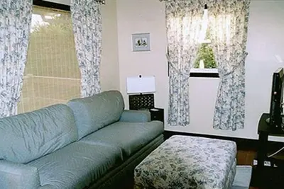 Linden Homestead: King Bed Cottage on Century Farm Property