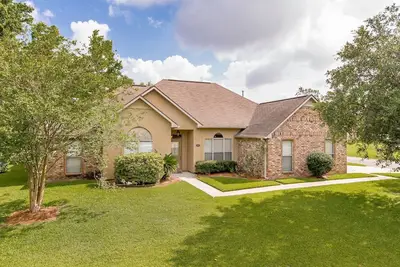 Image de Corporate Home with Covered Patio & Garage