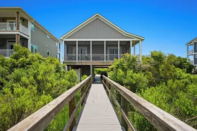 Image de Ale Of A Good Time: Modern Home Overlooking Canal