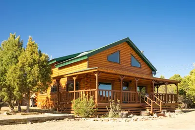 Image de Dog-friendly alpine home with mountain views - great for ATVs and fishing