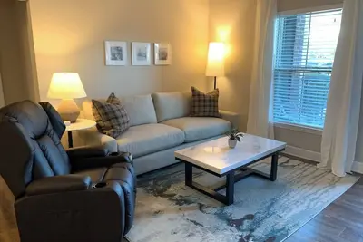 Image de The Snowbird Suite | No Steps | Walk-In Shower!