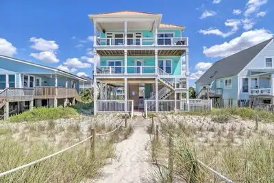 Image de The Salty Dog: Beautiful Oceanfront Home Ideal for Large Family Getaway