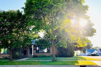 Image de Downtown Boyne City Summer—Near Restaurants, Shops, Festivals & Peninsula Beach
