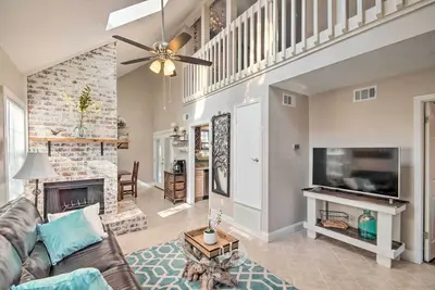 Image de Pet-Friendly A-Frame Retreat Near Dtwn + Beaches!