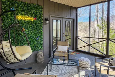 Image de Cozy Mountain Home at Rumbling Bald Resort!
