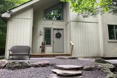 Image de Booking 2025 Getaways! Family Cabin in Lake Naomi, FirePit, Screen Porch, Nature