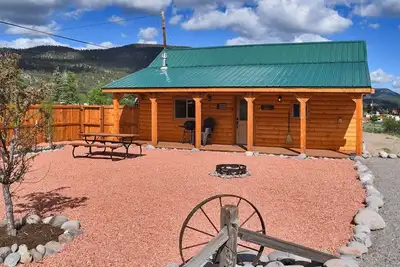 Image de Remodeled, Mountain View Cabin w/ Fireplace, Firepit & WiFi - Dogs Welcome
