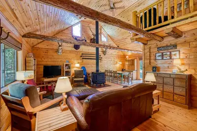 Image de Dog-Friendly Cabin w/ Washer/Dryer, WiFi, & Firepit - Steps From the Rio Grande
