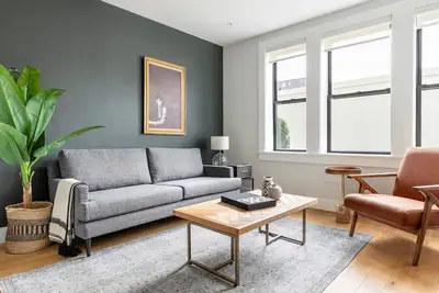 Image de Ample Allston 2br w/ W/D in basement