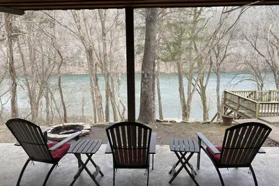 Spacious, cozy retreat on the White River, minutes from the trails and caverns.