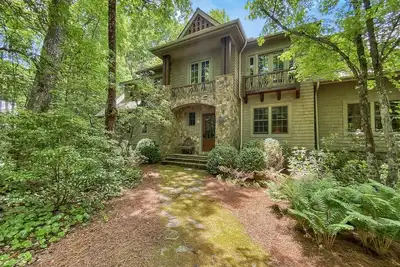 Image de Sagee Woods | Exquisite, Beautifully Furnished Contemporary Home