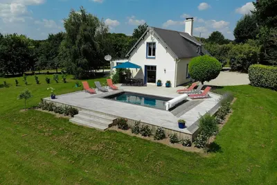 Image de Gîte 6 personnes avec terrasse et piscine chauffée à 40km du Mont Saint Michel