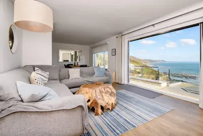 Image de Stunning property for 6 with spectacular coastal views