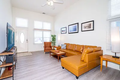 Image de Shore Townhouse steps from the surf and sand=A+ best/safe neighborhood! ! !