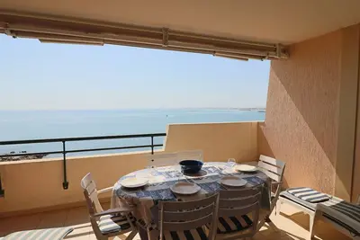 Appartement Climatisé Front de Mer avec Terrasse, Piscine, et Garage Privatif à Sète