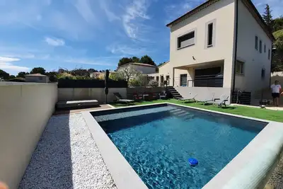Image de Proche Avignon Villa avec piscine chauffée et spa Idéale pour les familles.