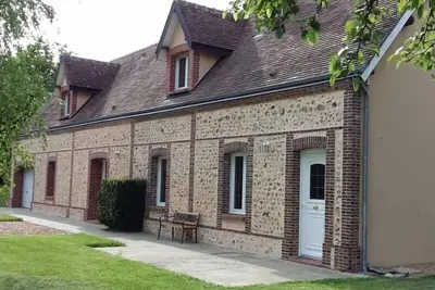 Image de Gîte spacieux en pleine campagne avec grand terrain, équipements de loisirs et confort moderne