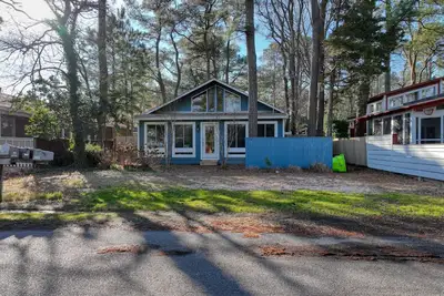 Image de ! ! Wooded two story cottage steps away from everything Dewey Beach! !