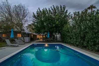 Image de Vintage Mid Town House of Rock! Private Backyard w/ Pool, Hot Tub, Putting Green