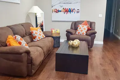 Image de Lower Suite Duplex - 3 Beds / 1 Bath By Restaurants, Costco, G P Airport